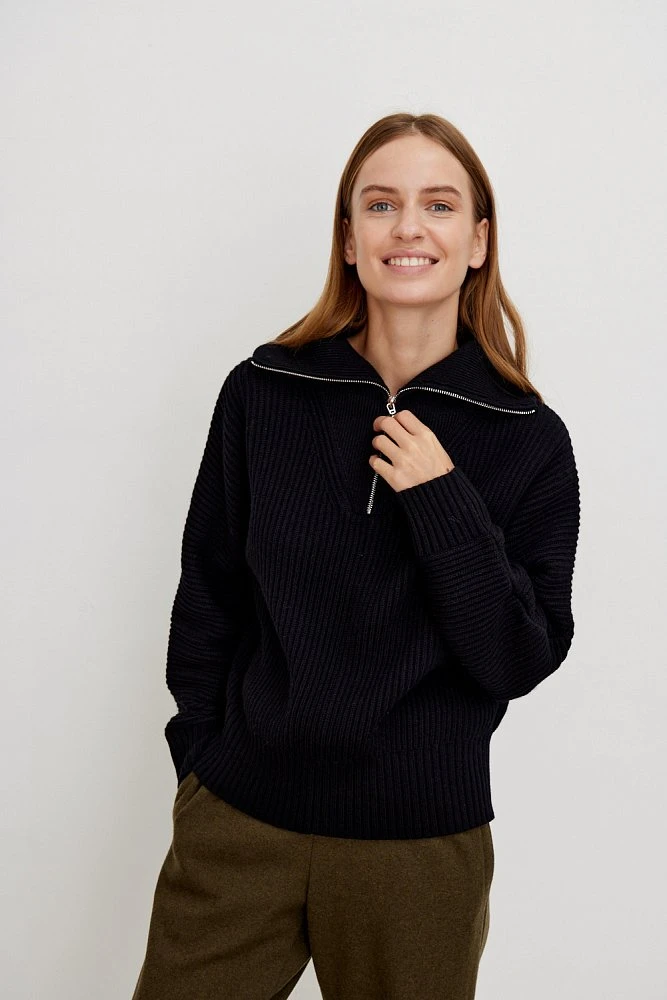 Свитер объемный с воротником на молнии