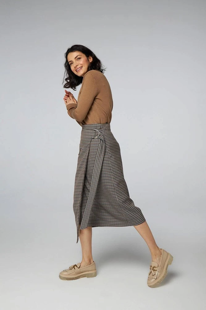 Юбка на запахе с декоративным клапаном