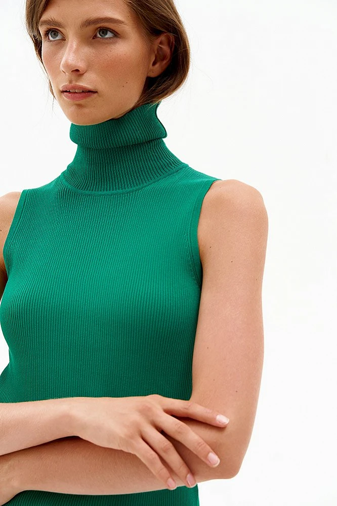 Топ без рукавов с высоким воротником