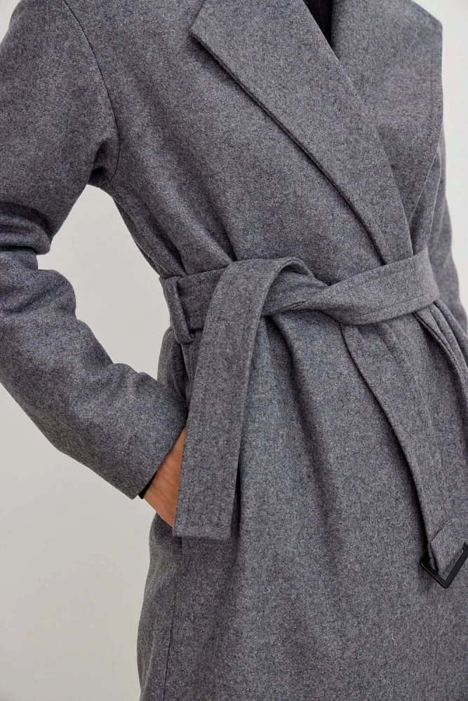 Пальто на запахе с поясом утепленное