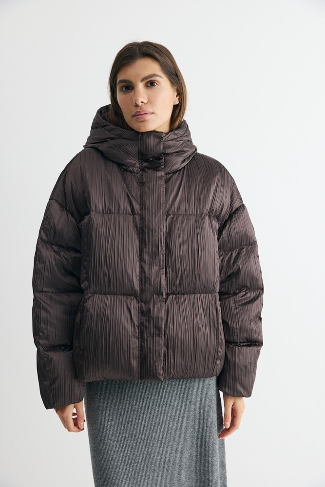 Пуховик укороченный из жатой ткани