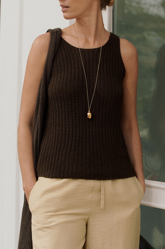 Топ крупной вязки в глубоком коричневом цвете изо льна с хлопком. Даже в повседневном образе он создаст комбинацию фактур, которая сделает комплект интересным.