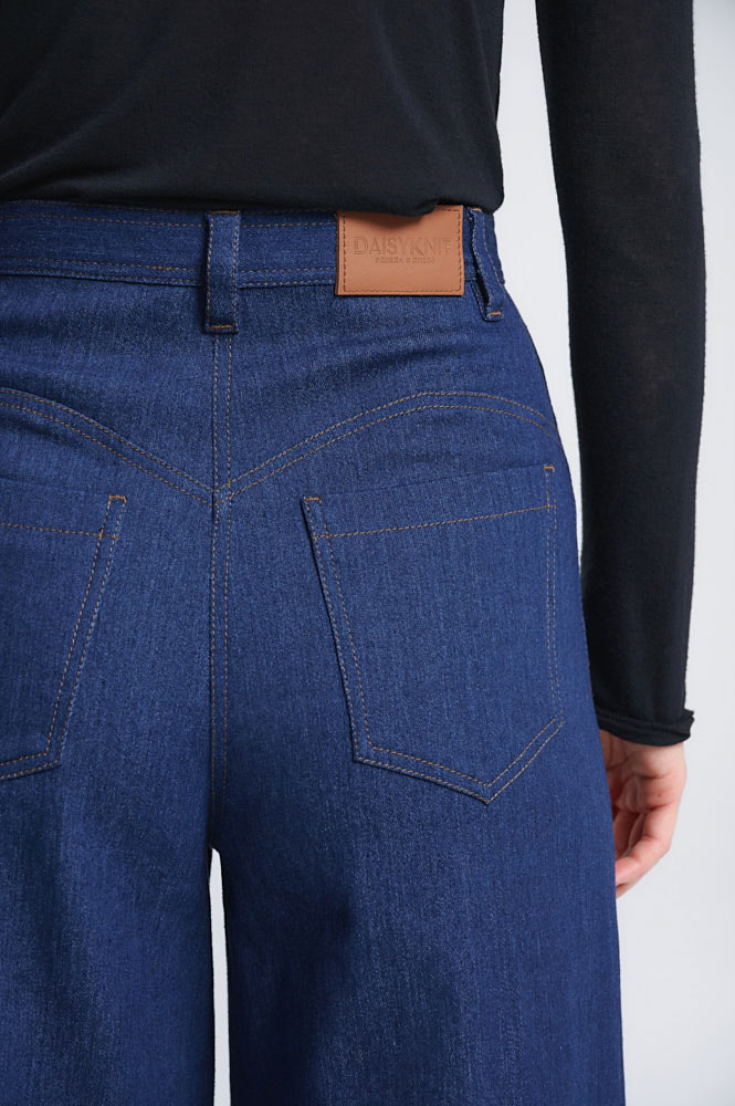 Широкие джинсы с высоким отворотом