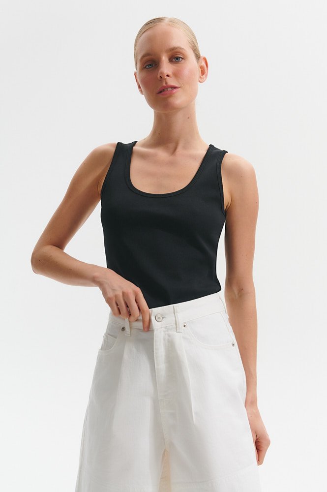 Минималистичная модель майки с глубоким вырезом по горловине. Пусть ваша база будет разной, а наша новинка дополнит категорию топов и футболок для лета.