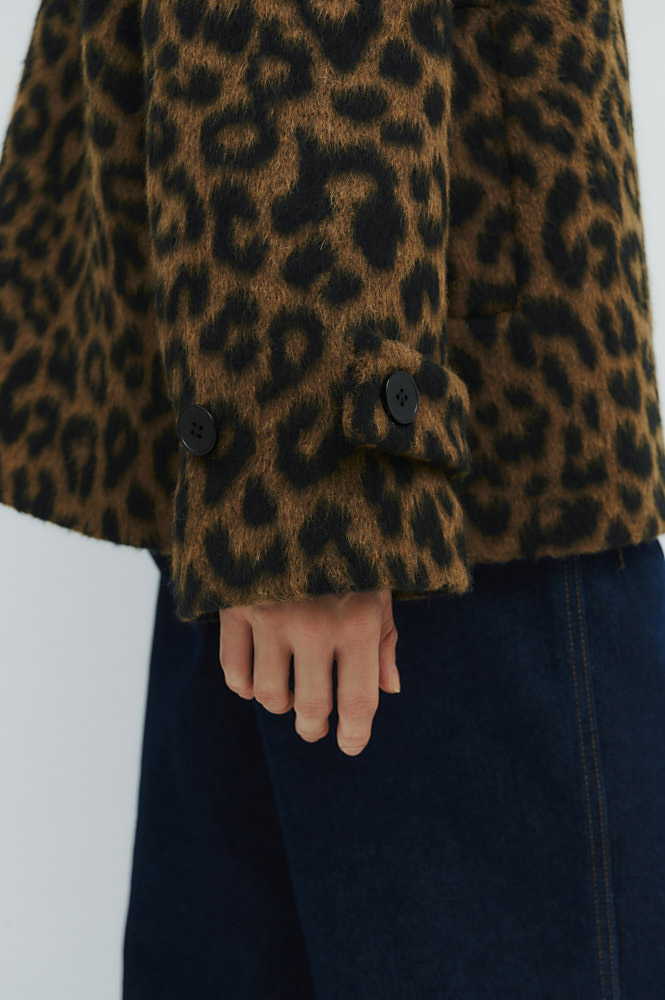 Пальто укороченное с леопардовым принтом