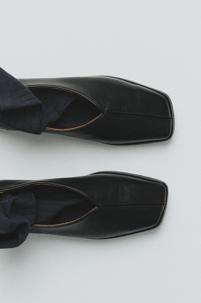 Кожаные туфли на плоской подошве 19800₽