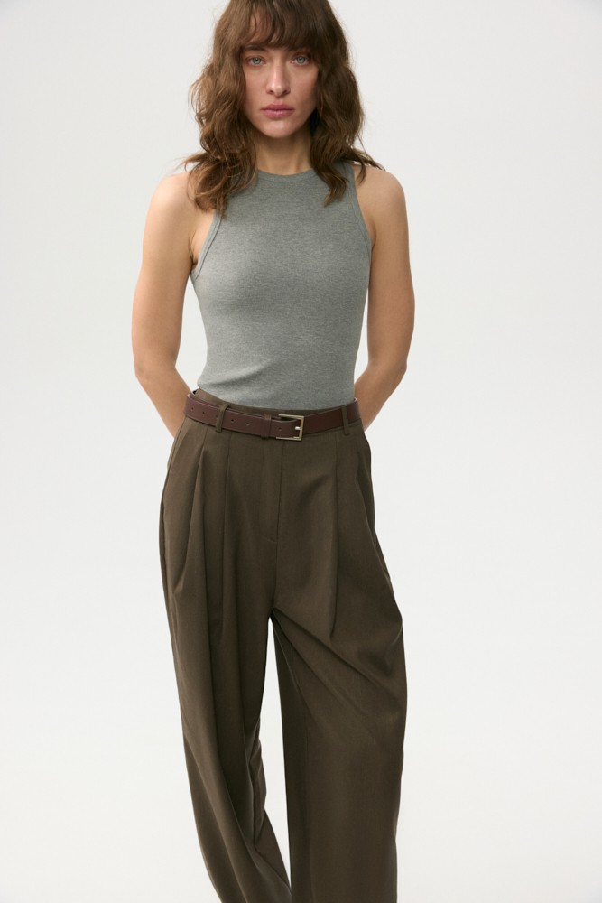 Тэнк-топ из кашкорсе идеально дополнит летнюю капсулу. В жаркий день он будет самостоятельным элементом образа, а прохладным вечером - первым слоем для стильного комплекта.