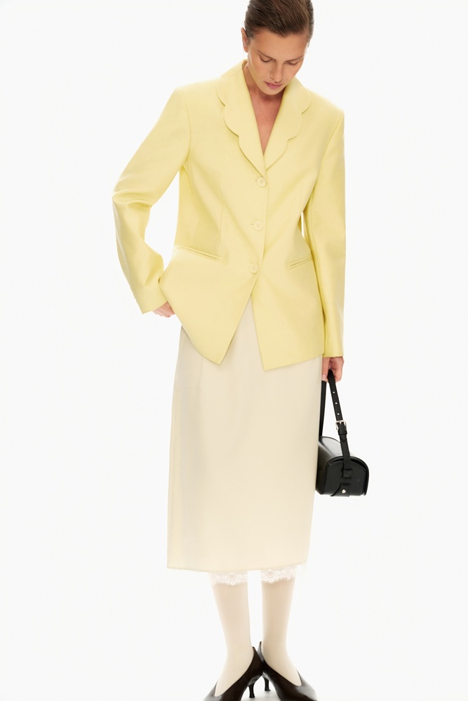 Жакет однобортный с акцентным воротником 21890₽