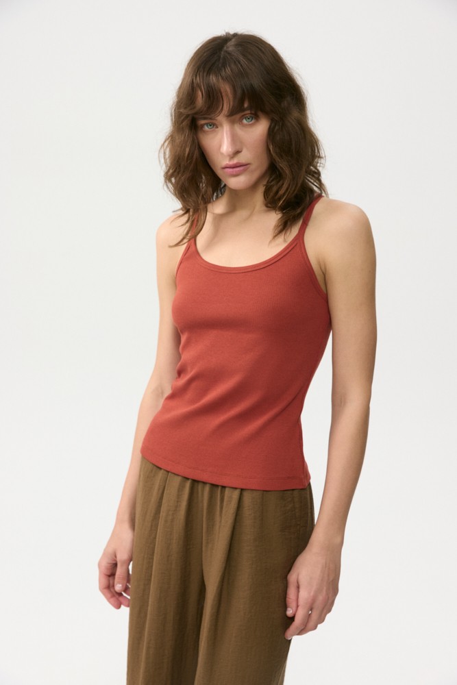 Мы не можем представить гардероб без базового топа из кашкорсе. Он станет фоном для любого образа, создавая нейтральный первый слой.