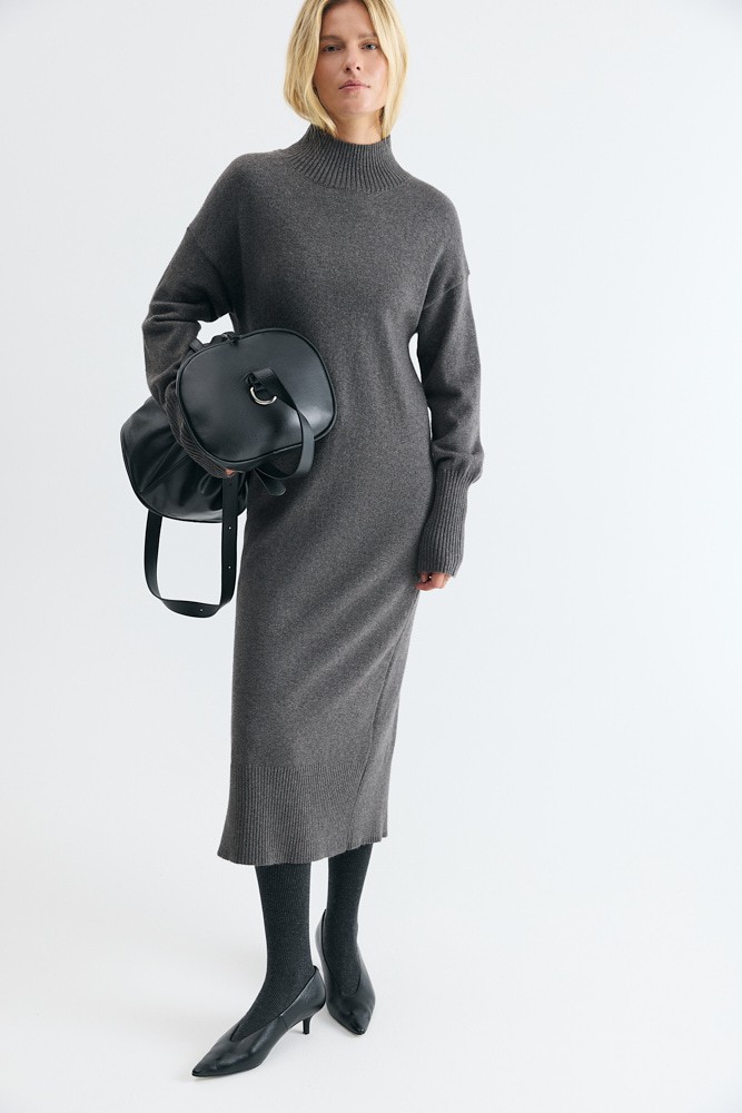 Платье миди вязаное с длинным рукавом 14890₽