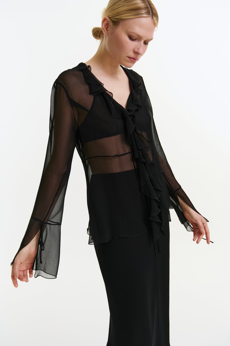 Блуза с оборками из полупрозрачной вискозы 7890₽