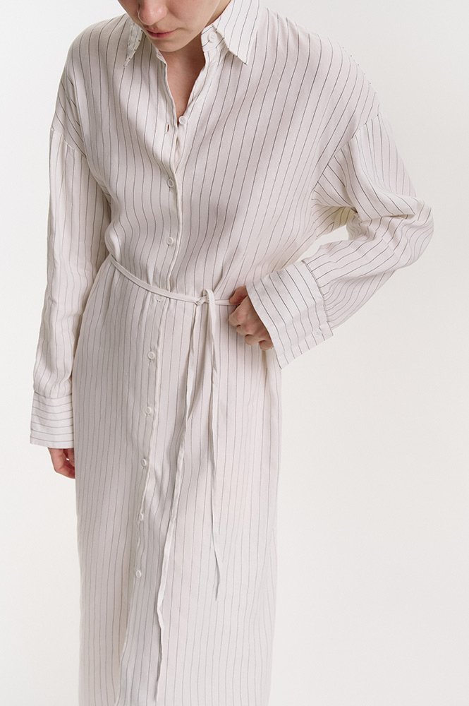 Платье-рубашка макси с тонким поясом из льна 14890₽