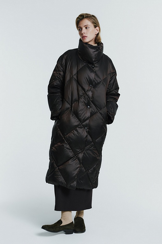 Пуховик миди стеганый с воротником-стойкой (100% п/э Шоколадный, наполнитель - 90% пух, 10% перо белой утки, подклад - 100% п/э; Размер: M-L)